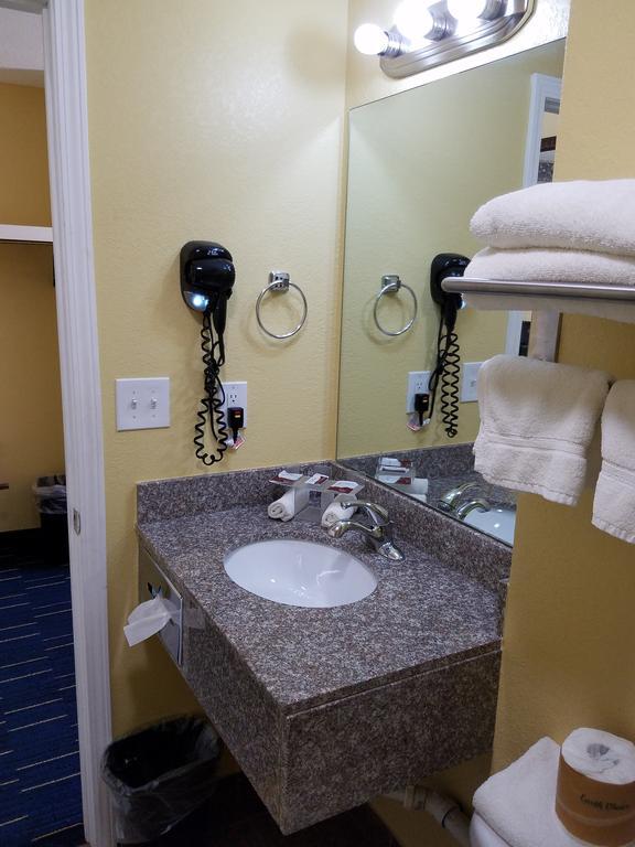 Country Inn Sterling Екстер'єр фото
